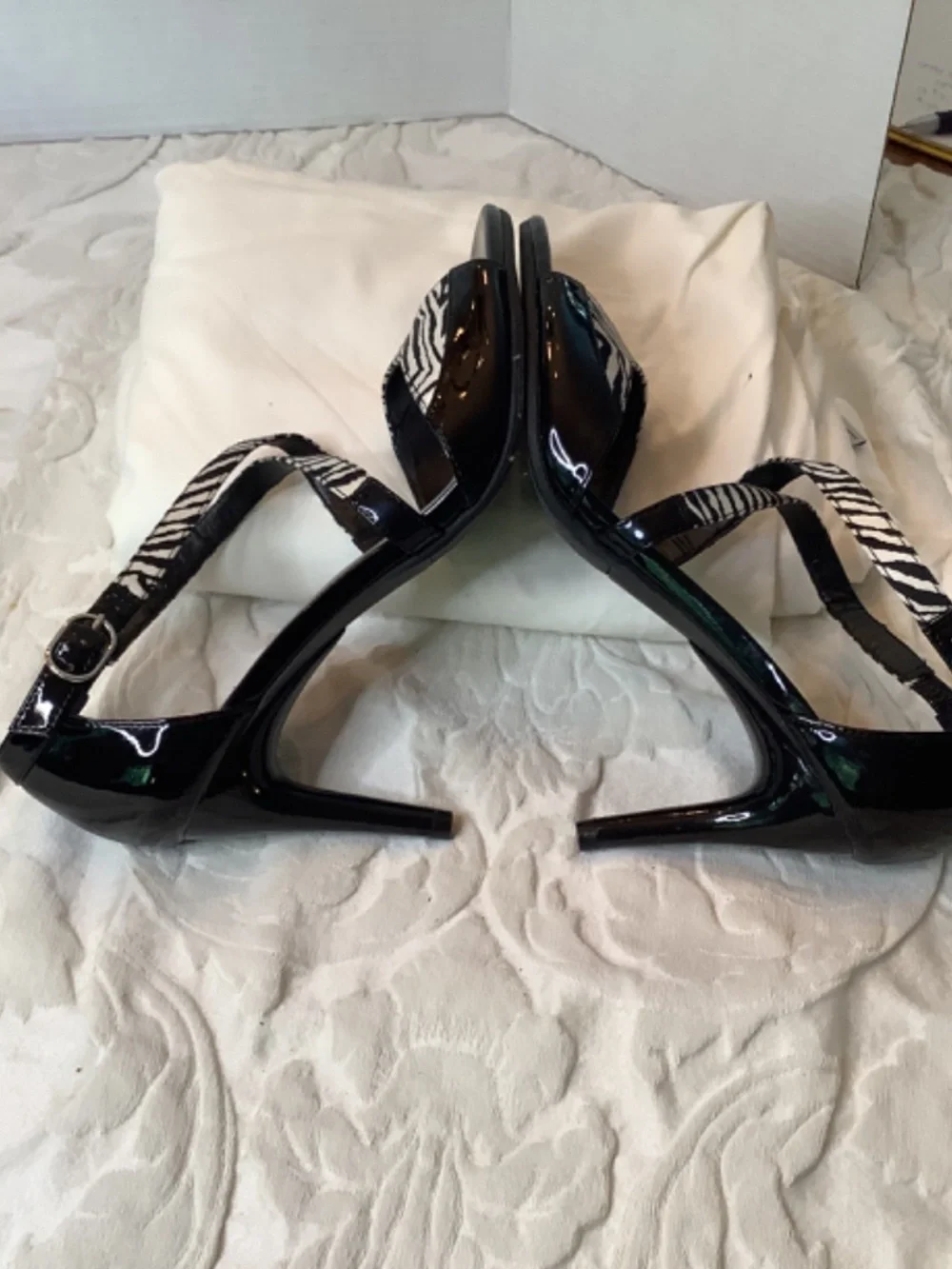 EUC Dana Buchman black & Zebra crisscross heels sz.8